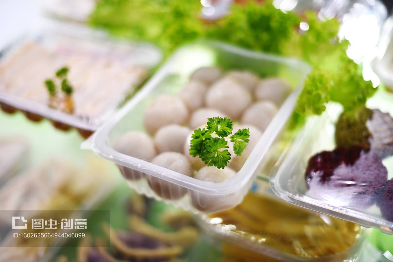 塑料盒中的各种预包装食品